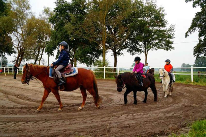 Samen paardrijden op ruiterkamp.