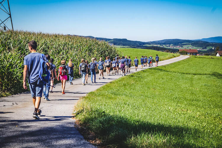 Jongeren wandelen door bergen op taalreis Frans