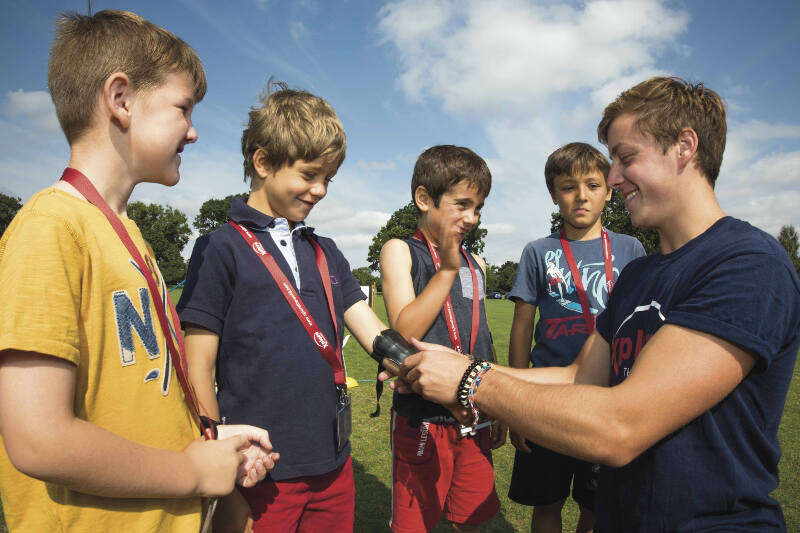 Kinderen bereiden zich voor te gaan boogschieten op taalreis Frans