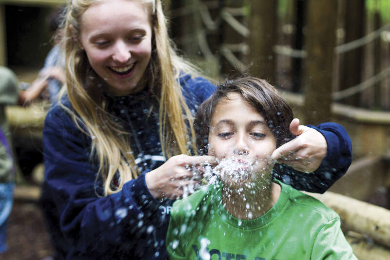Kinderen dollen voor de camera op taalreis Engels.