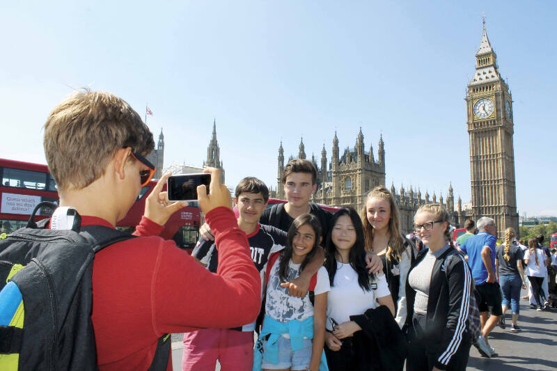 Jongerenreis buitenland deelnemers poseren voor de Big Ben