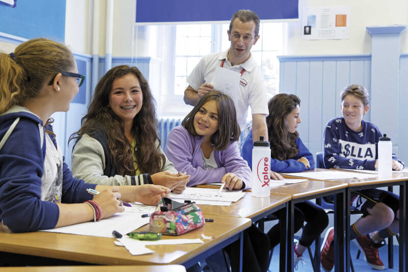 Een leraar geeft studenten hun opdrachten