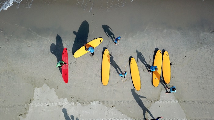 Bovenaanzicht van surfboard op surfkamp