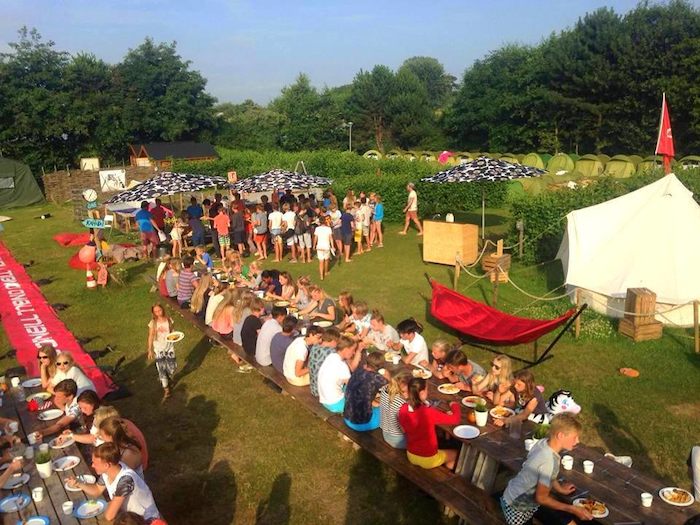 Etenstijd tussen het surfen door tijdens het watersportkamp