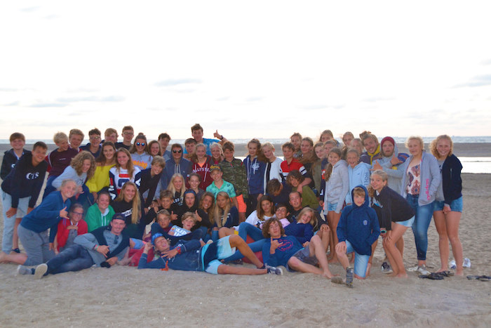 Groepsfoto van jongeren op surfkamp in Zeeland.