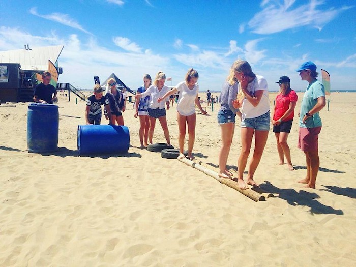 Meiden vermaken zich op het strand