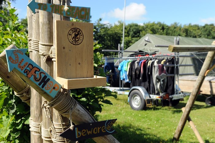 De wetsuits hangen te drogen op de kampplaats tijdens het surfkamp