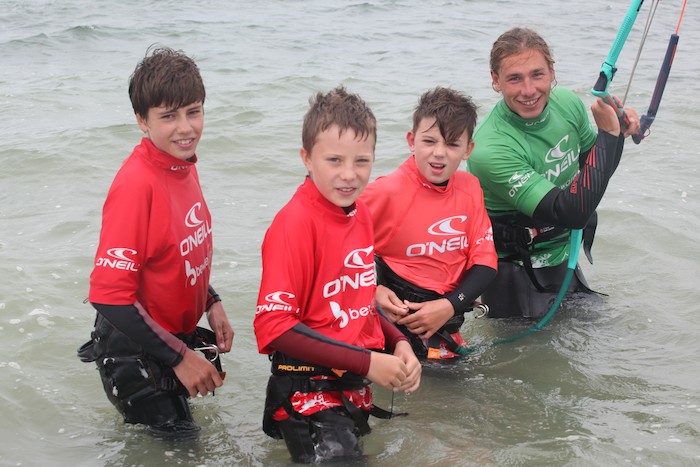 Jongens met een kite tijdens het watersportkamp in Zeeland.