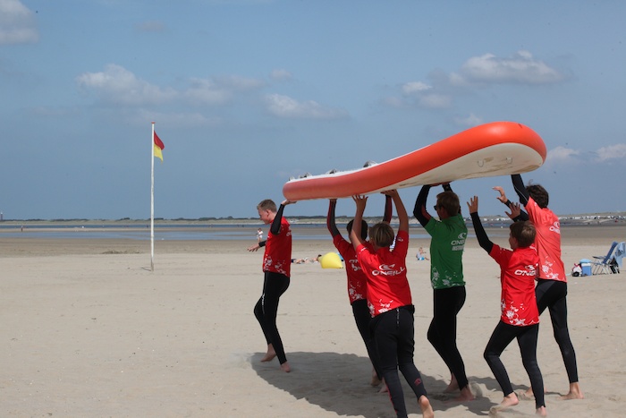 Jongens met een peddelboard tijdens het watersportkamp in Zeeland.