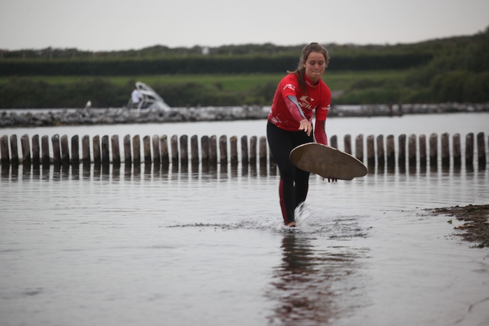 Meisje aan het skimboarden tijdens het watersportkamp in Zeeland.