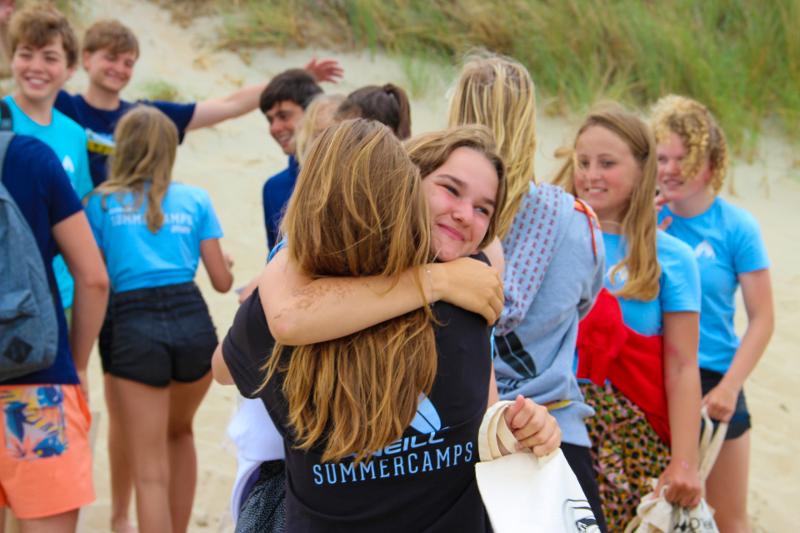 Meisjes knuffelen op watersportvakantie Nederland