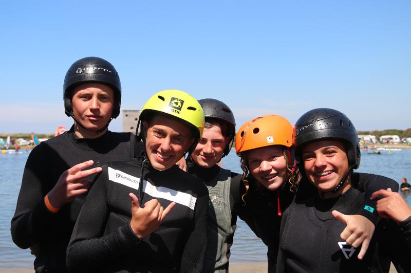 Groepsfoto van jongeren op watersport vakantie