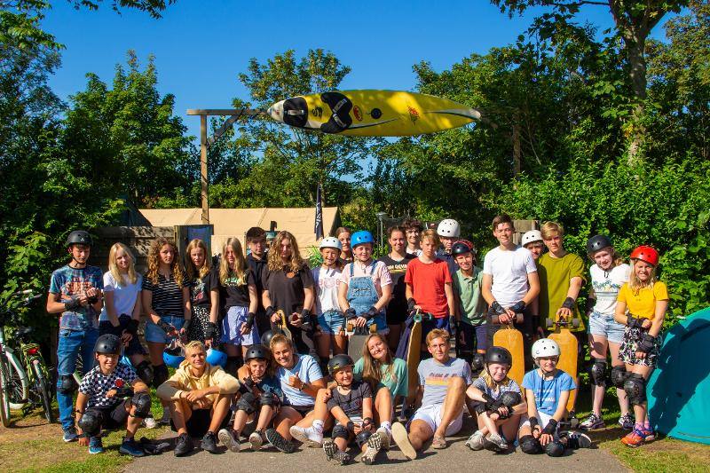 Groepsfoto van kinderen op watersport vakantie