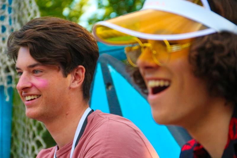 Jongens lachen op watersport vakantie