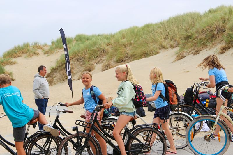 Kinderen fietsen op surfkamp zomervakantie