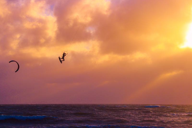 Kitesurfer met mooie hemel tijdens surfkamp zomervakantie