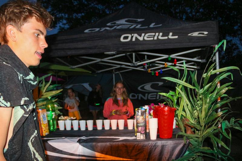 de bar met drankjes op het strand tijdens surfkamp zomervakantie