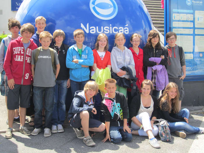 Deelnmers taalkamp poseren voor het aquarium.