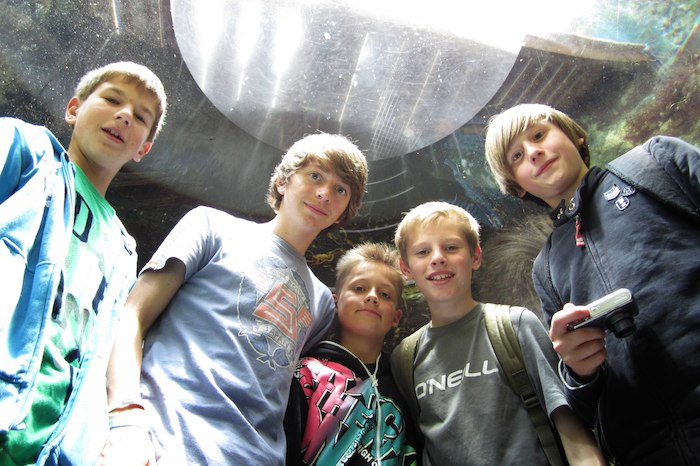 Groep jongens kijkt neer op de camera tijdens jongerenreis Frankrijk.