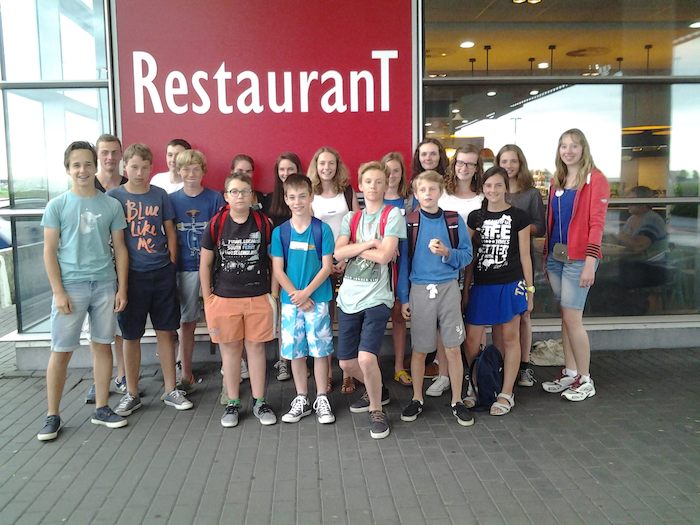 Jongeren poseren voor het restaurant.