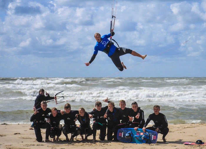 Groepsfoto op stand tijdens kitesurfkamp
