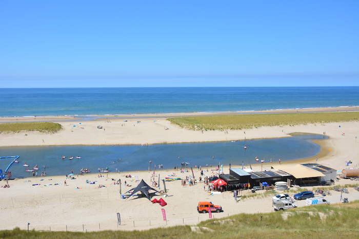 Luchtblik op leeg strand in Nederland tijdens watersport kamp.