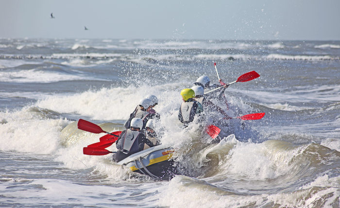 Jongeren raften in de zee tijdens het kamp tijdens de zomervakantie