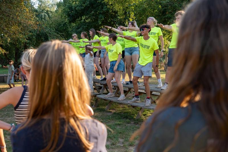 Dans samen met de crew van het avonturenkamp Gelderland Crew van avonturenkamp Gelderland danst samen met kinderen
