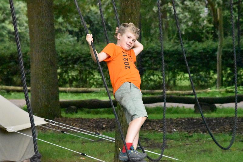jongen loopt over touwenparcours tijdens een jongerenvakantie nederland