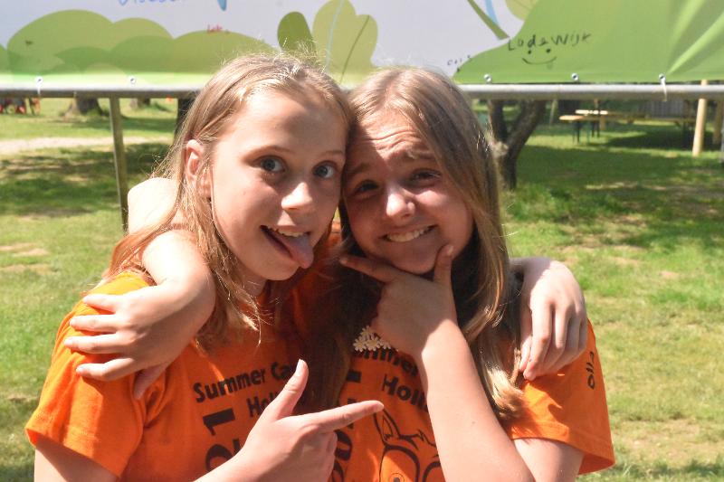 twee meisjes trekken gekke bekken tijdens een jongerenvakantie nederland