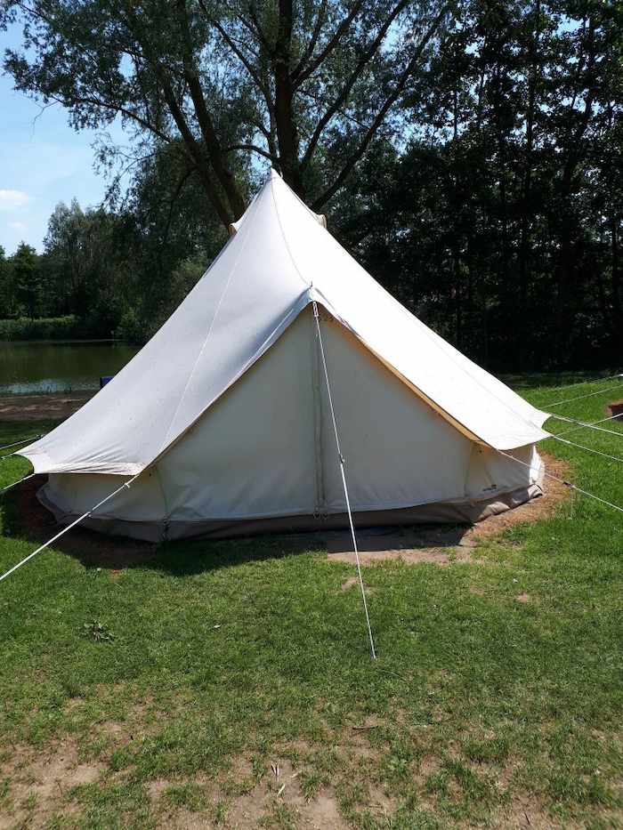 Een tent op de camping tijdens het zomerkamp
