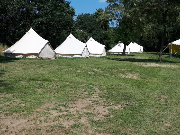 De tenten op de camping tijdens het zomerkamp