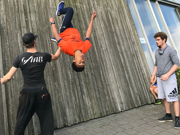 Twee jongens tijdens het free running zomerkamp in Gelderland.