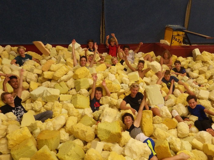 Kinderen in een schuimbad op free running zomerkamp in Gelderland.