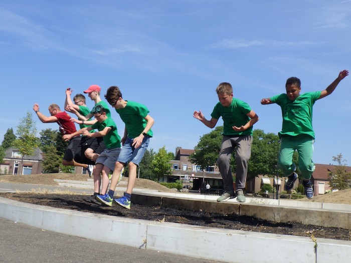 Kinderen springen tijdens het free running zomerkamp in Gelderland