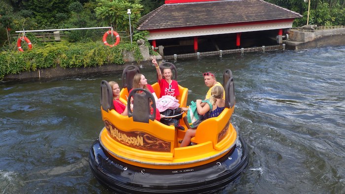 Kinderen hebben plezier in een attractie op het water tijdens een pretpark kamp