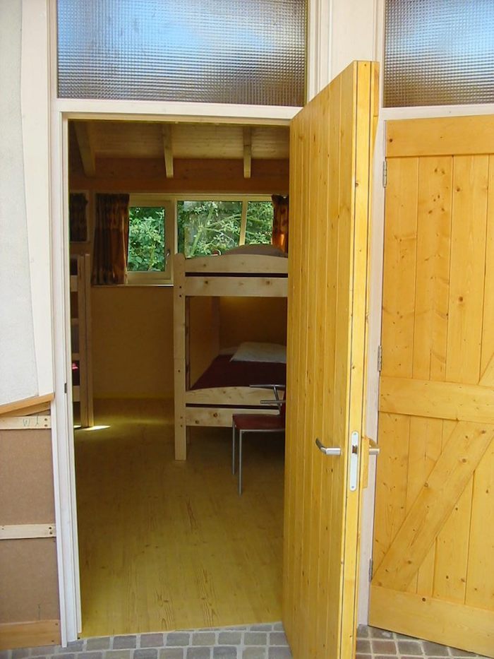 De slaapkamers in de groepsaccommodatie tijdens het zomerkamp