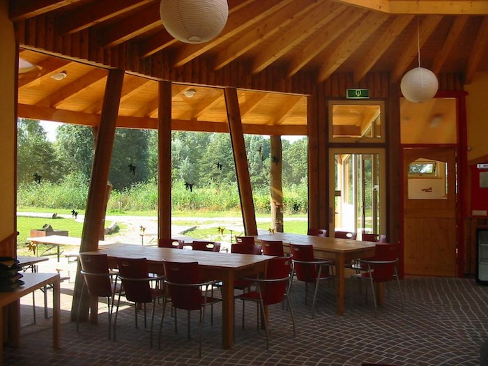 De eetzaal in de groepsaccommodatie tijdens het zomerkamp