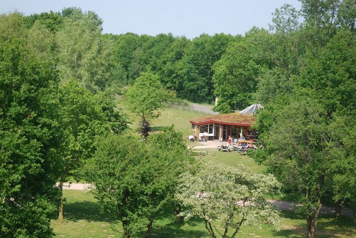 Een luchtfoto van de groepsaccommodatie tijdens het zomerkamp
