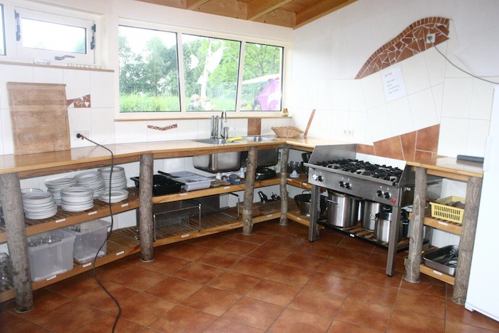 De keuken van de groepsaccommodatie tijdens het zomerkamp