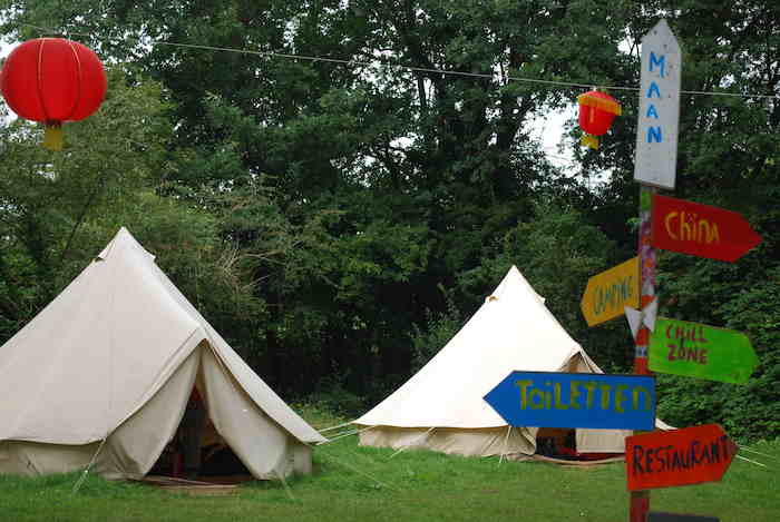 Op zomerkamp in Gelderland kamperen de kinderen in tenten.