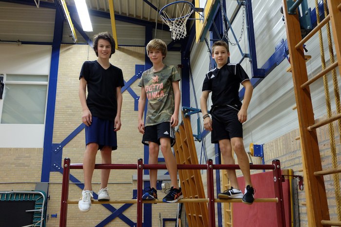 Jongens poseren in de turnzaal tijdens het freerunning kamp in de zomervakantie