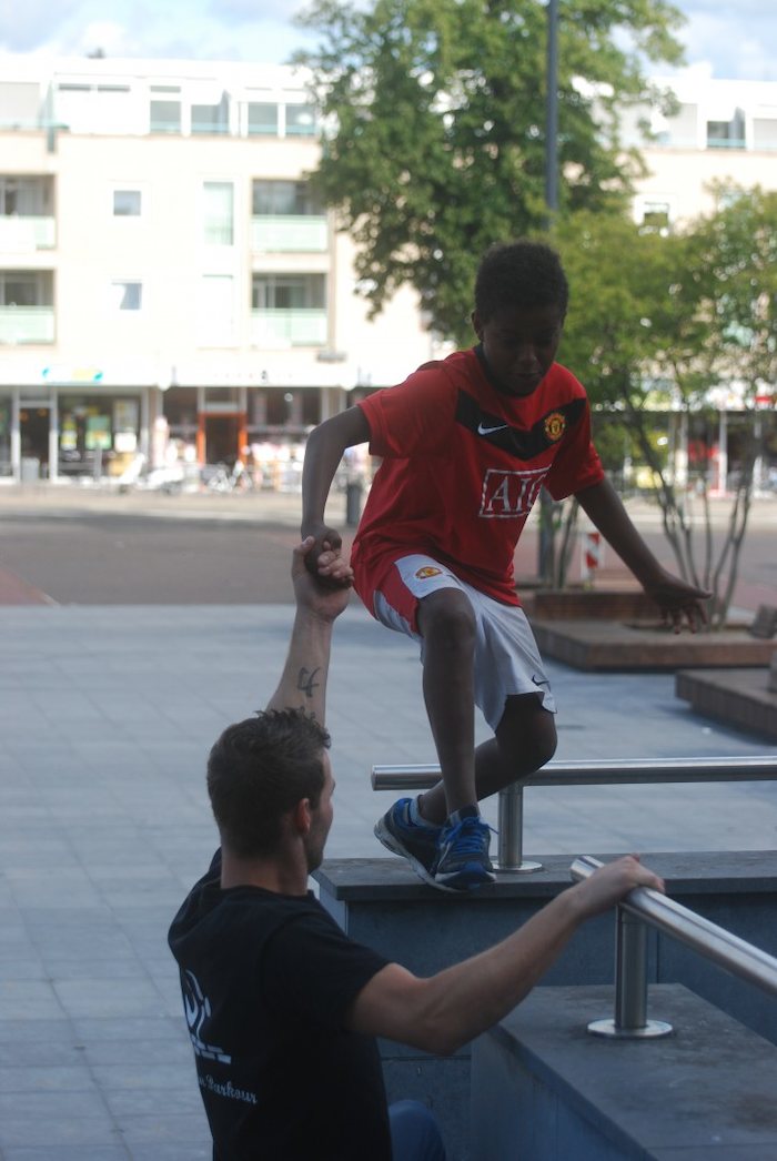 Een begeleider geeft free running les tijdens het free running zomerkamp tijdens de zomervakantie