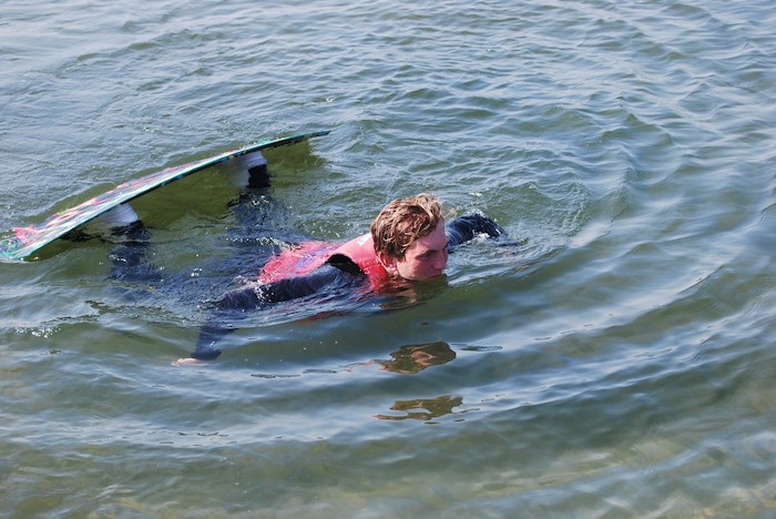 Een jongen is tijdens het wakeboarden in het water gevallen tijdens het wakeboardkamp in Gelderland