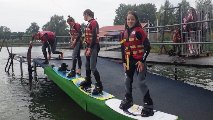 Jongeren maken zich klaar om te gaan wakeboarden tijdens het wakeboardkamp tijdens de zomervakantie in Gelderland
