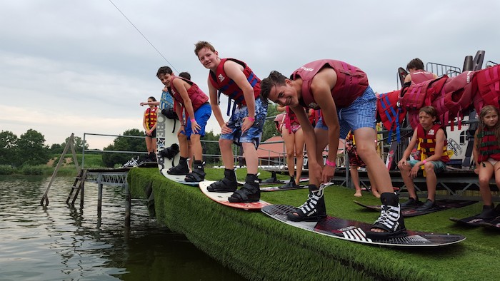 Jongens bereiden zich voor om te gaan wakeboarden