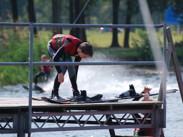 Een jongen maakt zich klaar op wakeboardkamp in Gelderland tijdens de zomer.