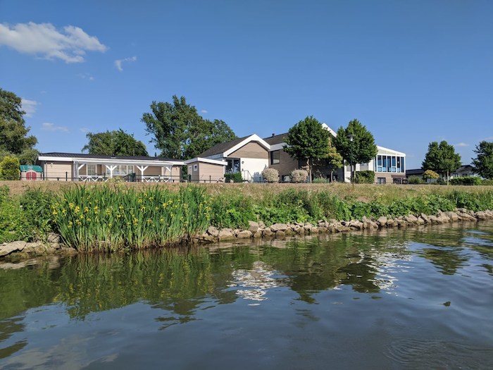 De accommodatie van het watersportkamp Biesbosch aan het water.