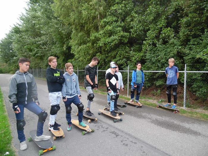Jongens staan klaar om te skaten op watersportvakantie Nederland