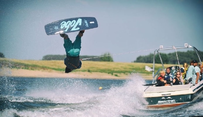Wakeboarder gaat overkop op watersportkamp.